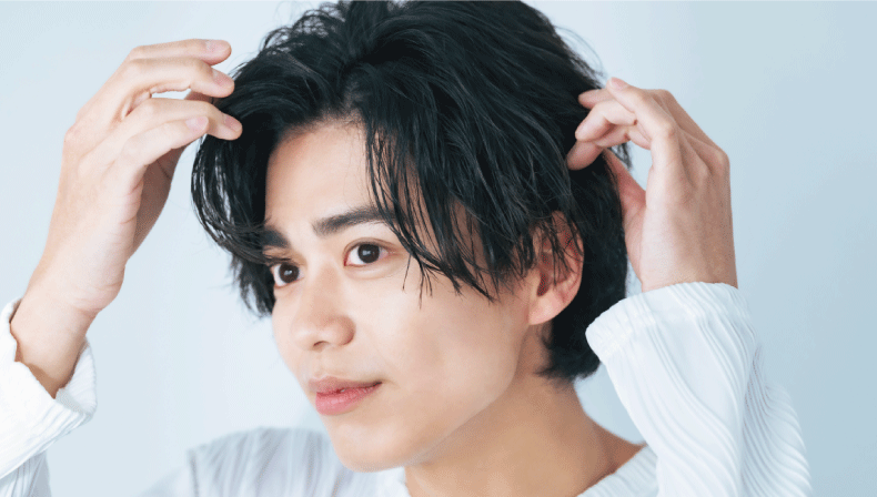 ヘアスタイリングをする男性