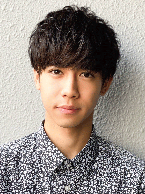 マッシュヘアの男性