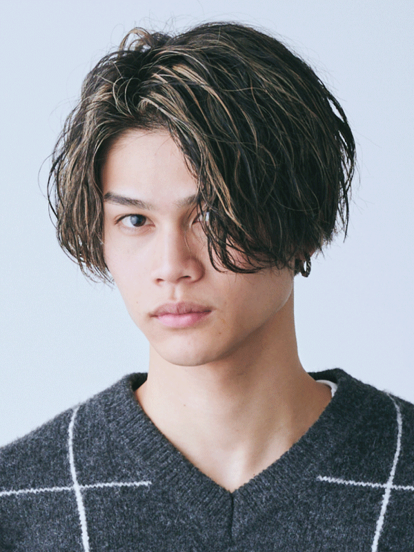 長めのセンターパートの男性