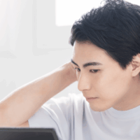 髪をスタイリングしている男性