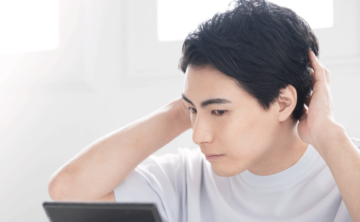 髪をスタイリングしている男性