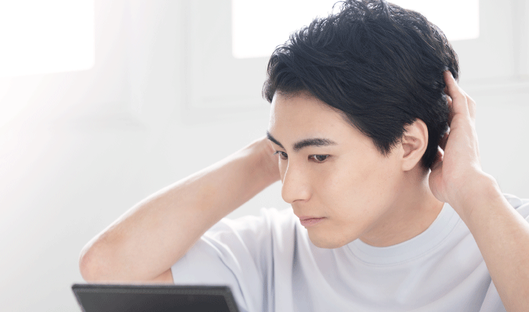 髪をスタイリングしている男性