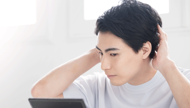 髪をスタイリングしている男性
