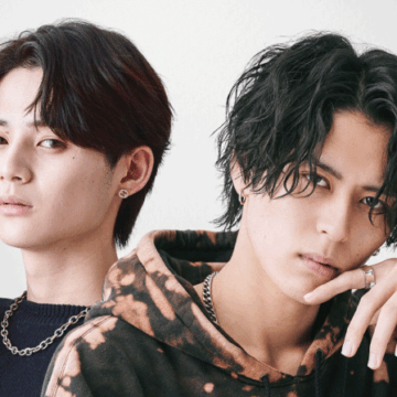 ニュアンスパーマとスパイラルパーマのセンターパートの男性2人が並んでいる