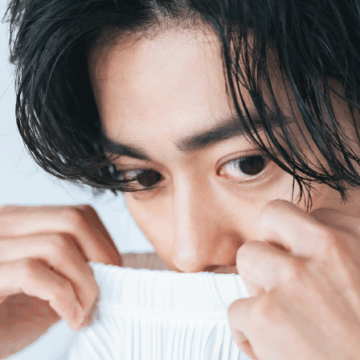服の臭いを嗅いでいる男性